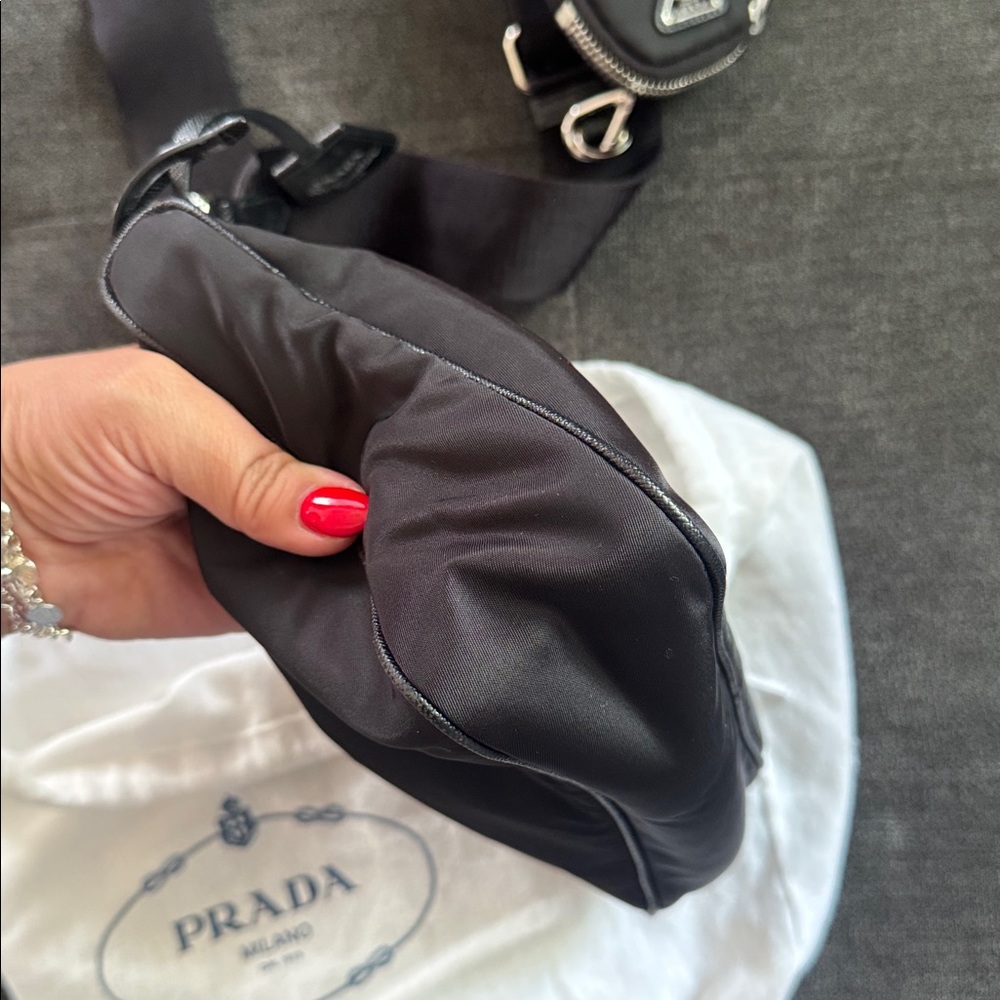 Prada Black Crossbody Bag with Iconic Design - Picture 5 of 10